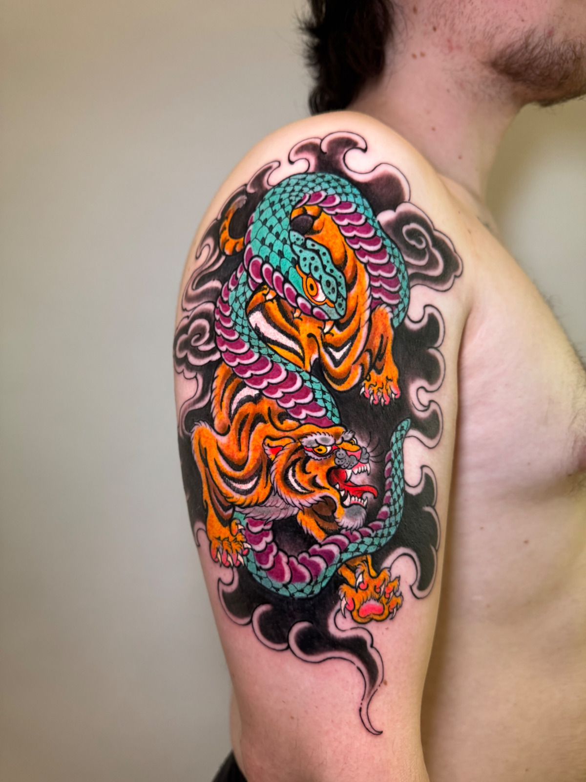 Tiger and snake im Japanese Style auf Oberarm von TremUno in Leipzig