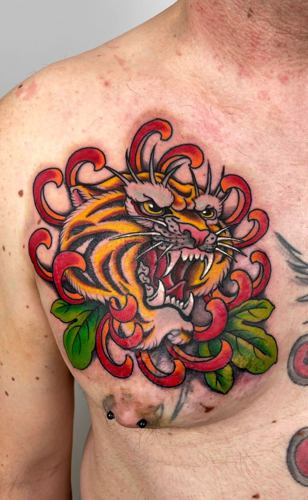 Tiger with Chrysanthemum im Japanese Style auf Brust von TremUno in Leipzig