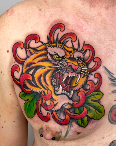 Tiger with Chrysanthemum im Japanese Style auf Brust von TremUno in Leipzig