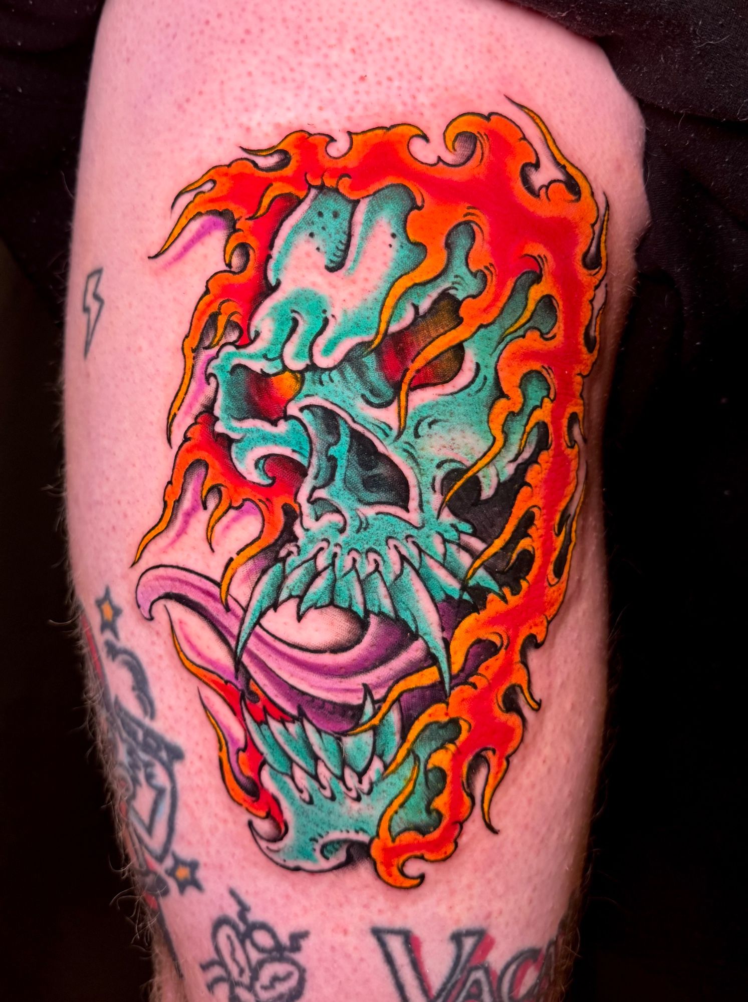 Skull on flames im Oldschool, Traditional Style auf Bein von TremUno in Leipzig
