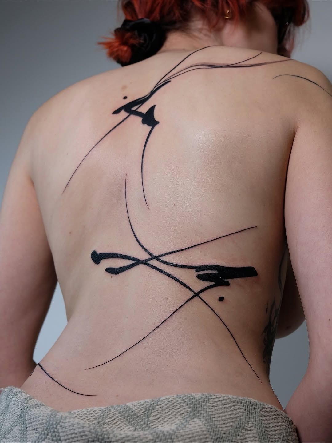 Abstrakte Linien Rücken-Tattoo im Abstract Style auf Rücken von Ink Doctor Tattoo in Hamburg