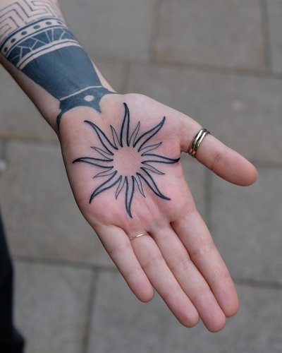 Sonne Blackwork Hand-Tattoo im Style auf Unterarm von Ink Doctor Tattoo in Hamburg