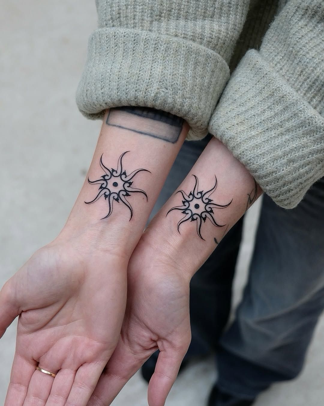 Cyber Sigil Handgelenk-Tattoo im Sigilism Style auf Handgelenk von Ink Doctor Tattoo in Hamburg