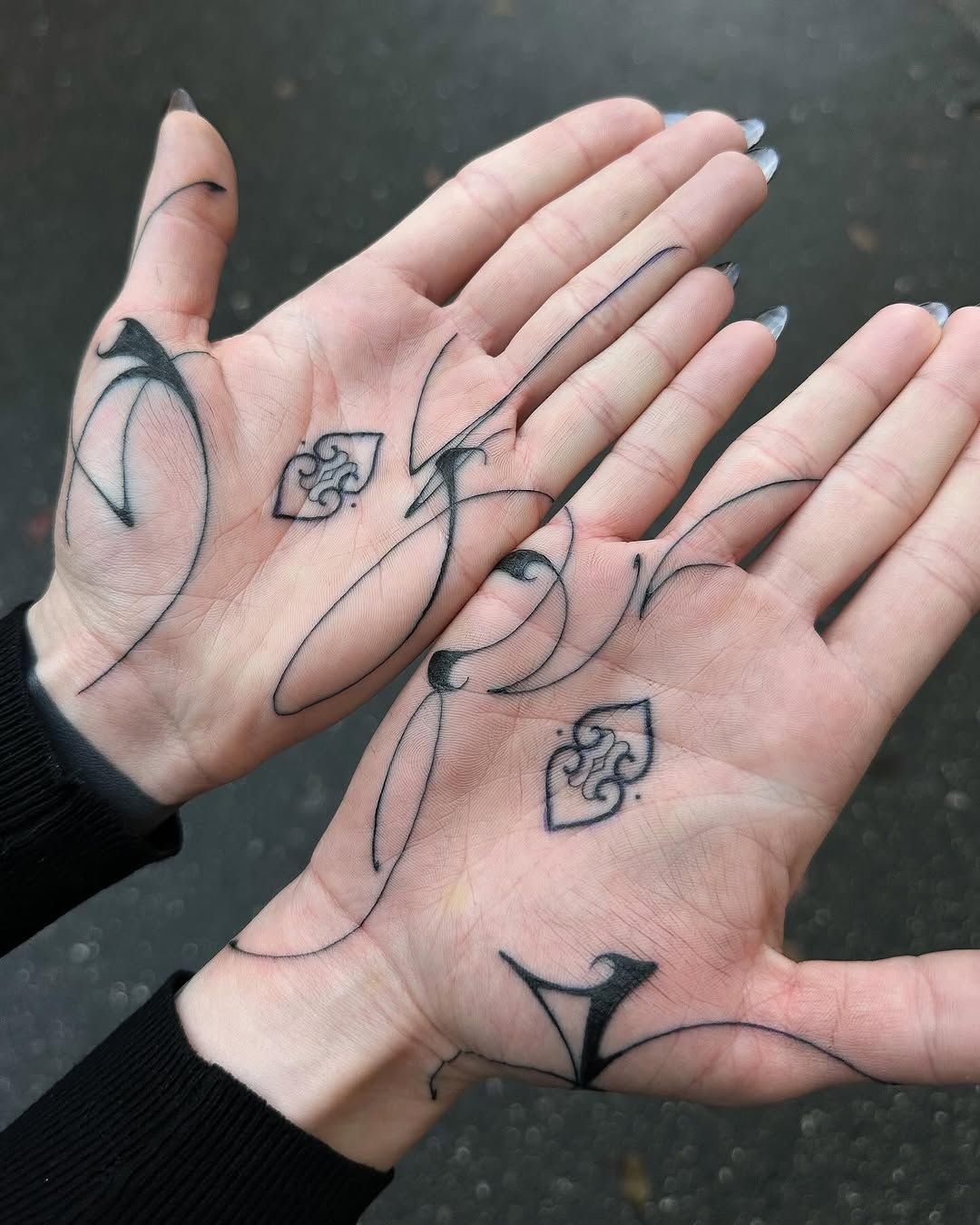 Ornamentales Muster Hand-Tattoo im Line Work Style auf Hand von Ink Doctor Tattoo in Hamburg
