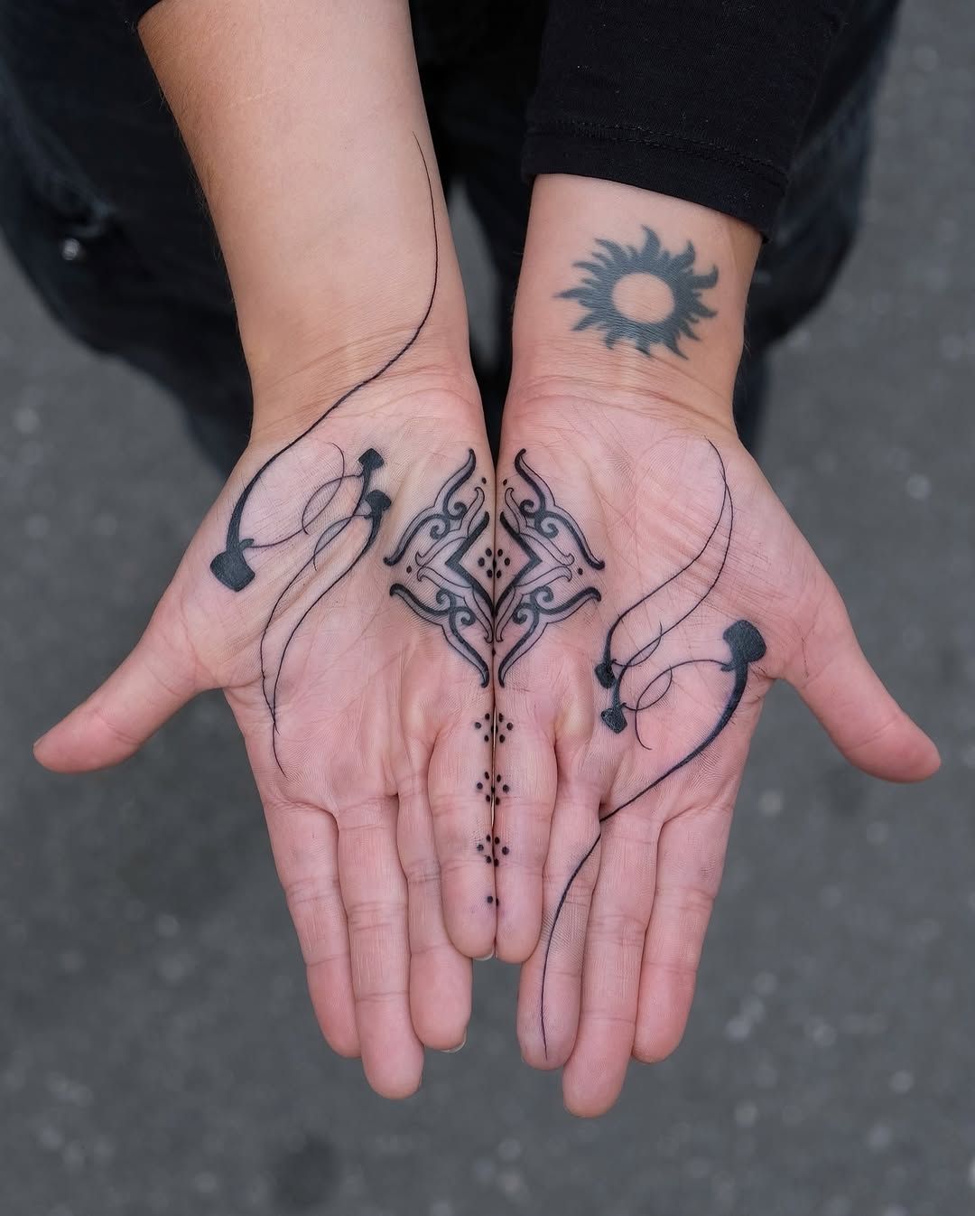 Ornamentales Muster Hand-Tattoo im Line Work Style auf Hand von Ink Doctor Tattoo in Hamburg