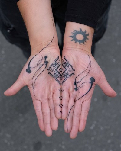 Ornamentales Muster Hand-Tattoo im Line Work Style auf Hand von Ink Doctor Tattoo in Hamburg