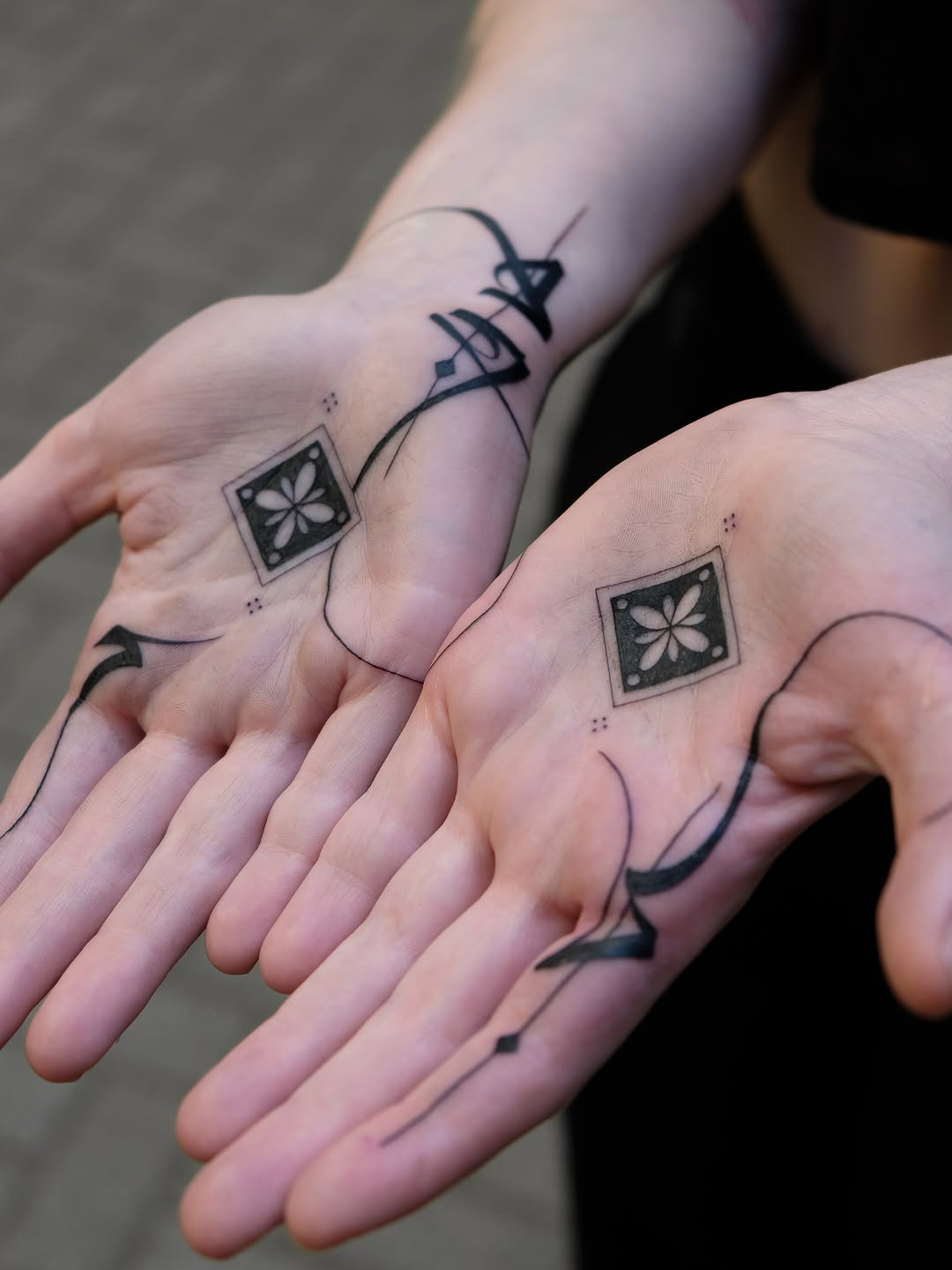 Ornamentales Muster Hand-Tattoo im Line Work Style auf Hand von Pauline in Hamburg