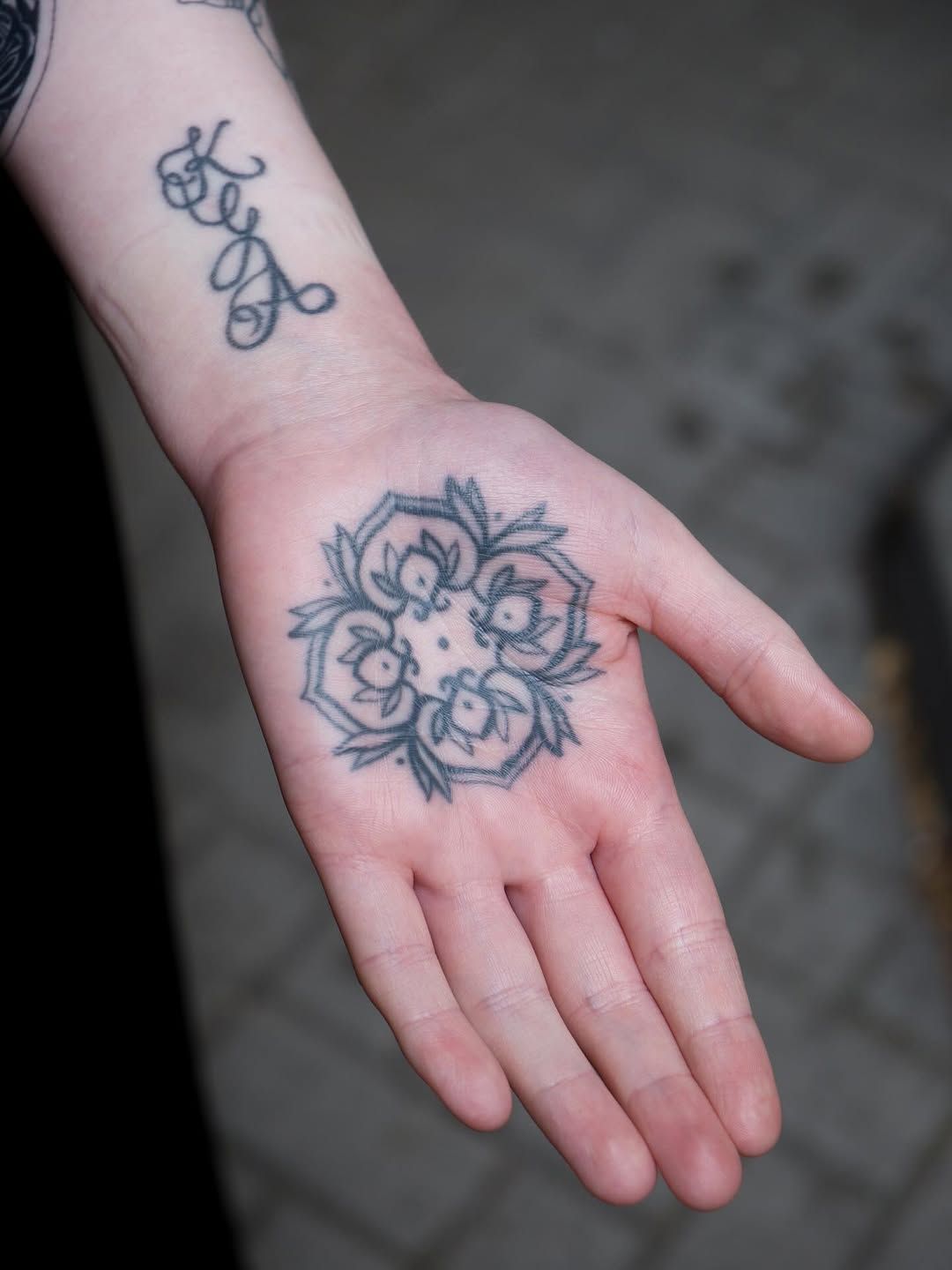 Mandala Ornamental Hand-Tattoo im Style auf Hand von Ink Doctor Tattoo in Hamburg