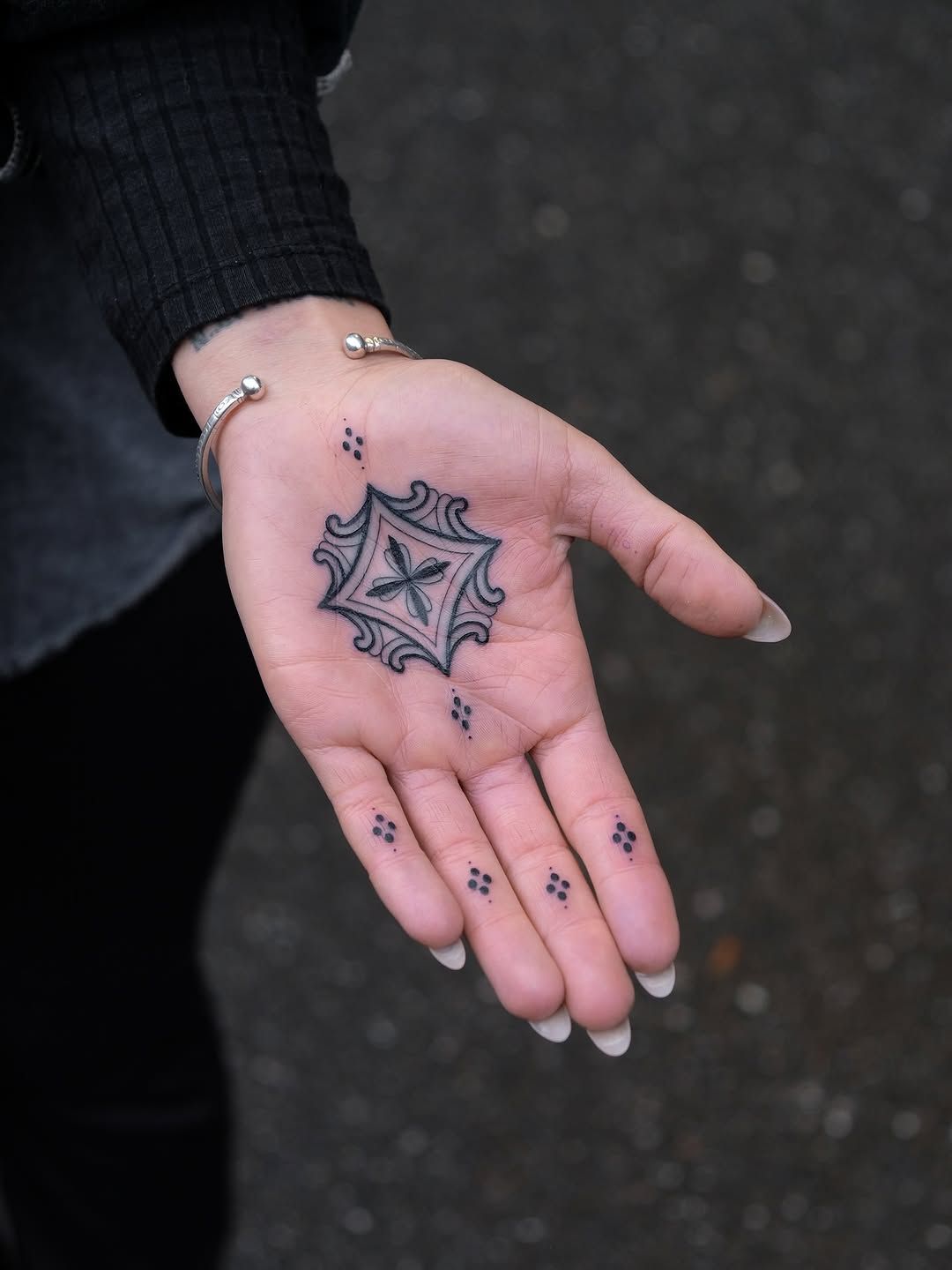 Ornament Dotwork Hand-Tattoo im Ornamental Style auf Hand von Ink Doctor Tattoo in Hamburg