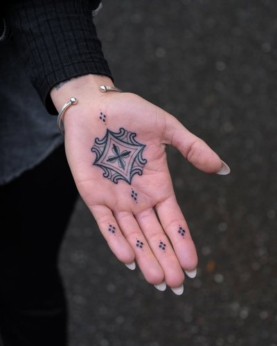Ornament Dotwork Hand-Tattoo im Ornamental Style auf Hand von Ink Doctor Tattoo in Hamburg