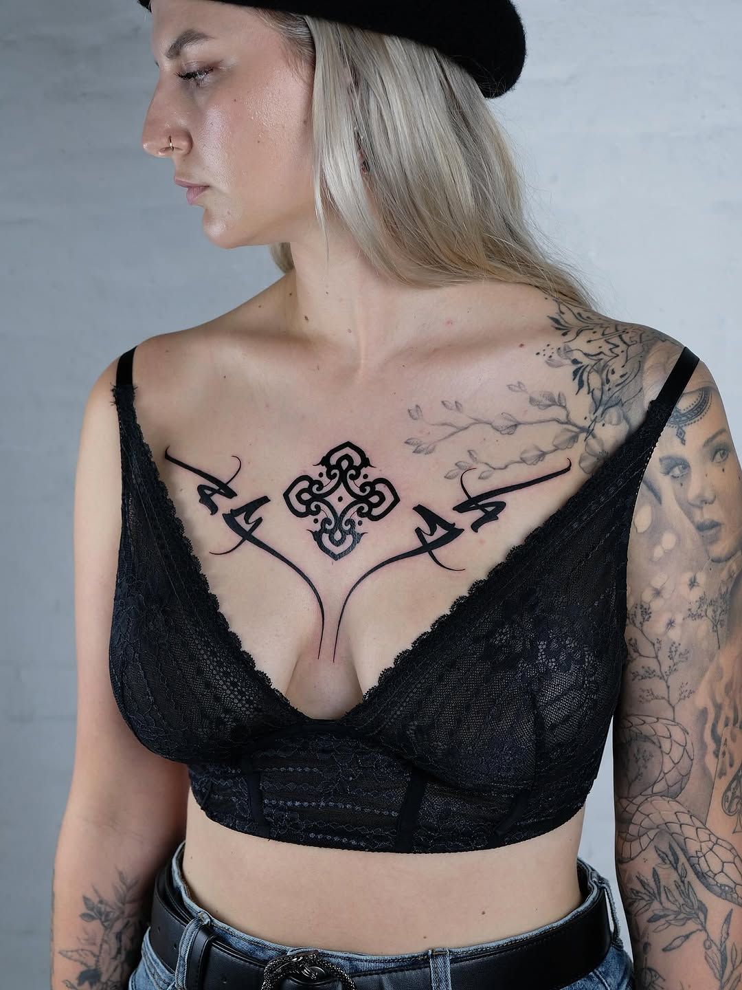 Ornamentales Muster Brust-Tattoo im Ornamental Style auf Brust von Ink Doctor Tattoo in Hamburg