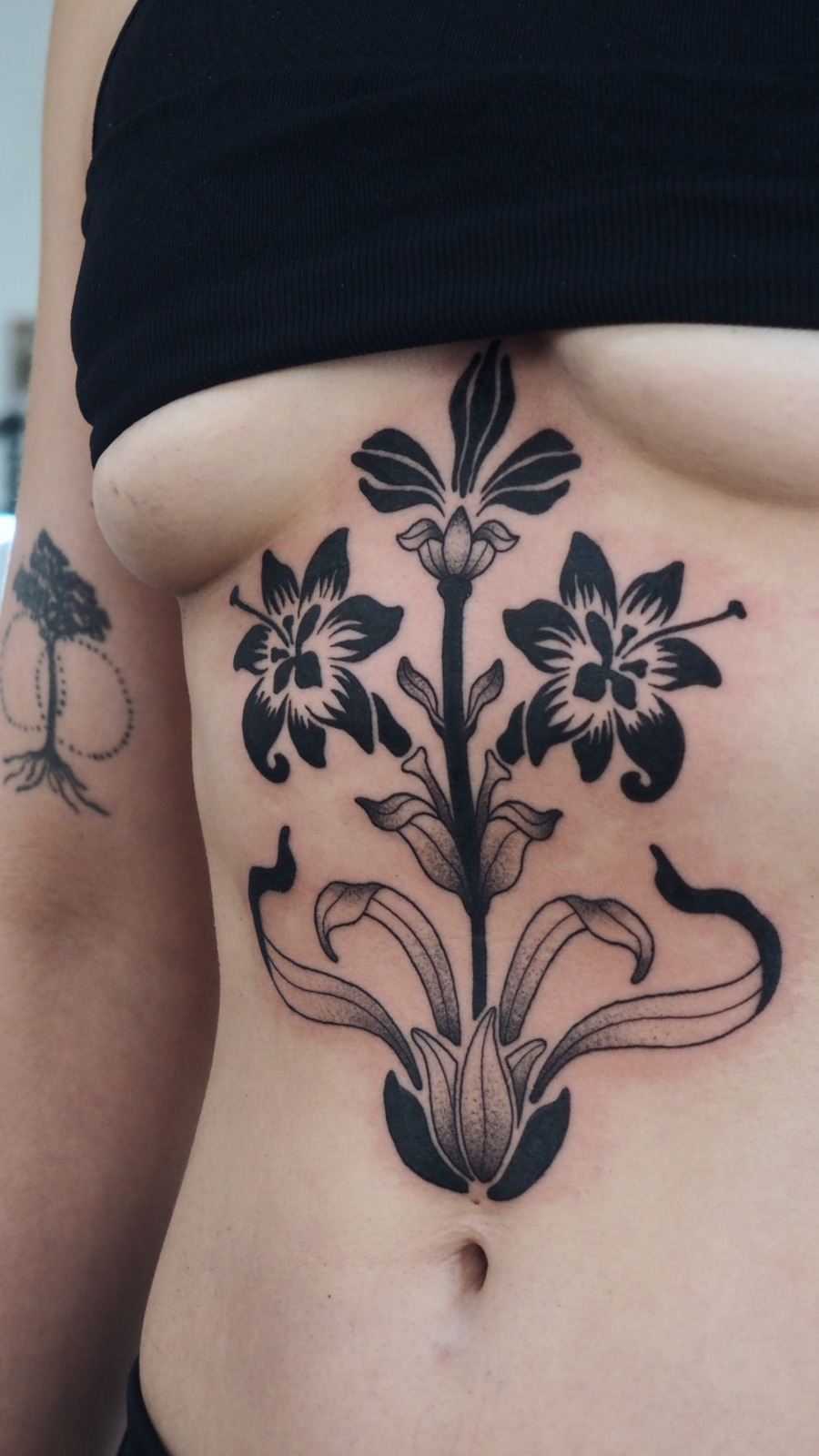 Blüten Bauch im Black & Gray Style auf von Anne Nohva in Hamburg