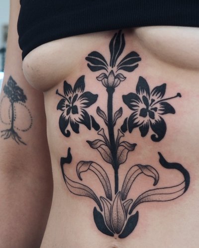 Blüten Bauch im Black & Gray Style auf von The Steady Heart in Hamburg