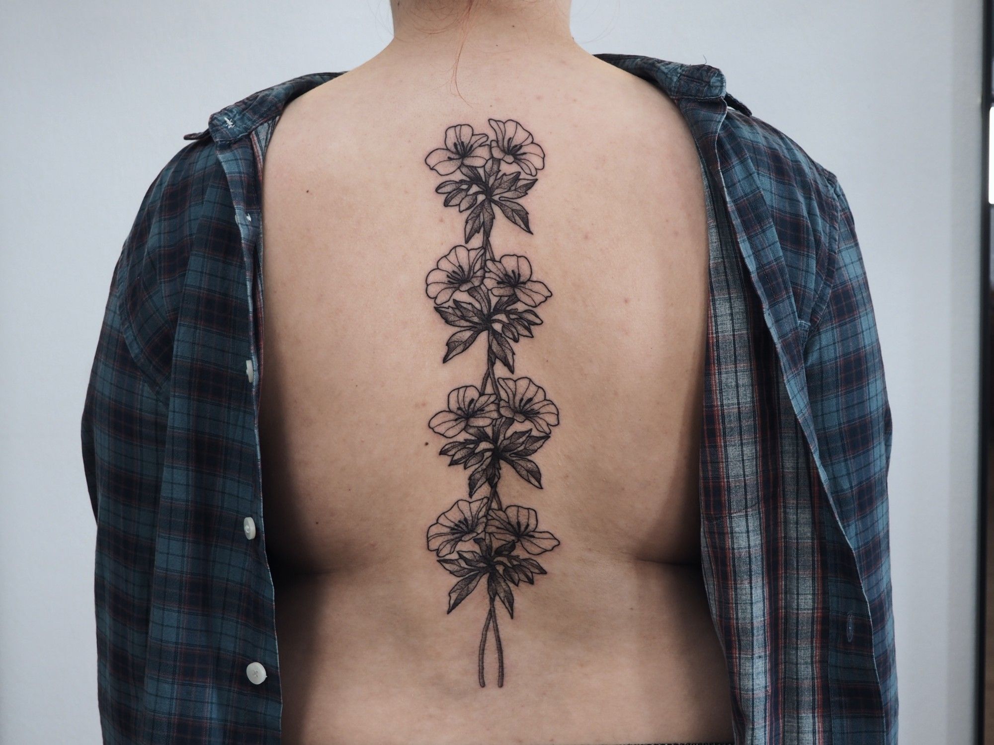 Blütenranke Rücken im Black & Gray Style auf von Anne Nohva in Hamburg