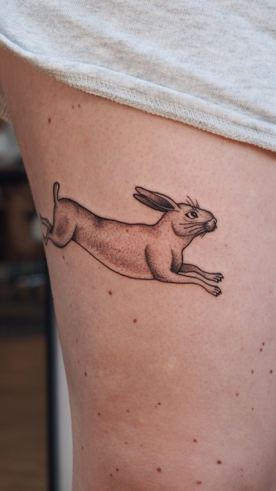 Hase Bein im Black & Gray Style auf von Anne Nohva in Hamburg