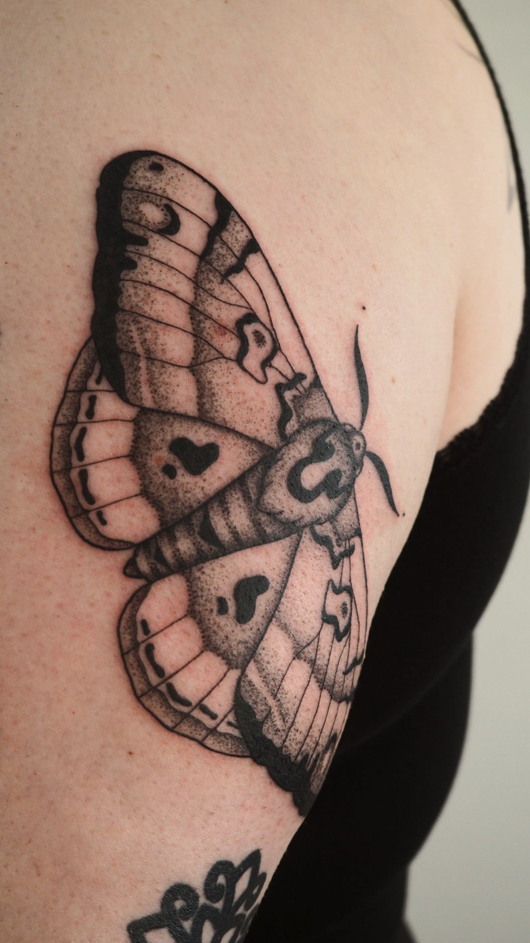 Motte Oberarm im Black & Gray Style auf von Anne Nohva in Hamburg