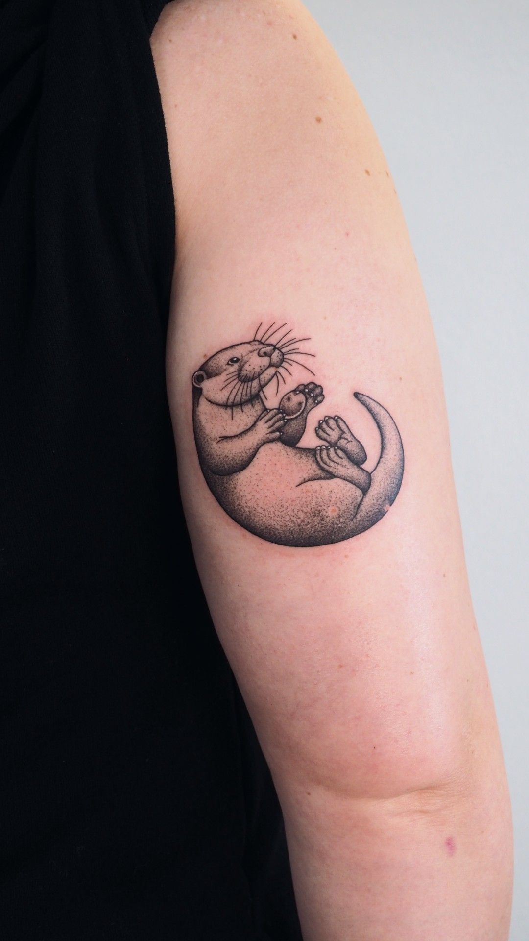 Otter Oberarm Rückseite im Black & Gray Style auf von Anne Nohva in Hamburg