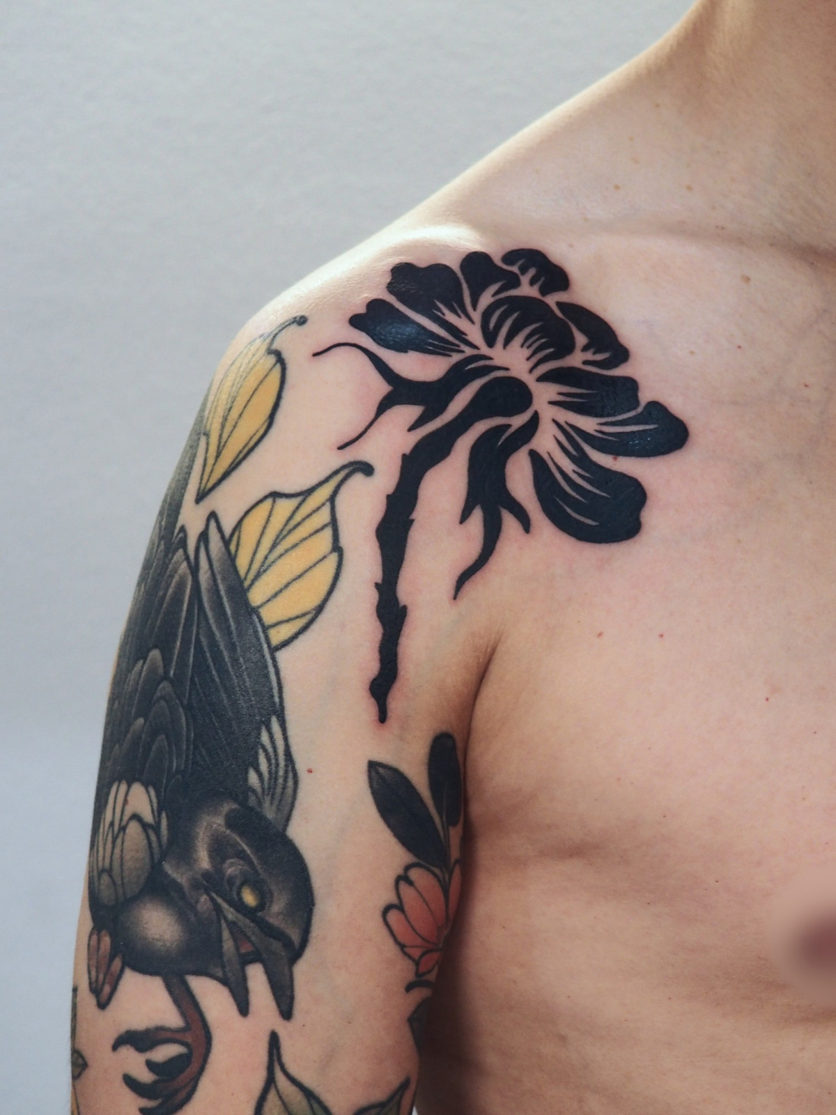 Blüte Schulter im Blackwork Style auf von Anne Nohva in Hamburg
