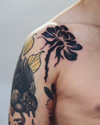 Blüte Schulter im Blackwork Style auf von The Steady Heart in Hamburg