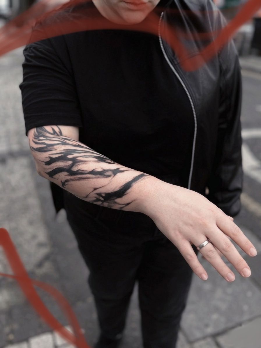 Black work/abstract sleeve im & Gray Style auf Unterarm von Atelier tat in Leipzig