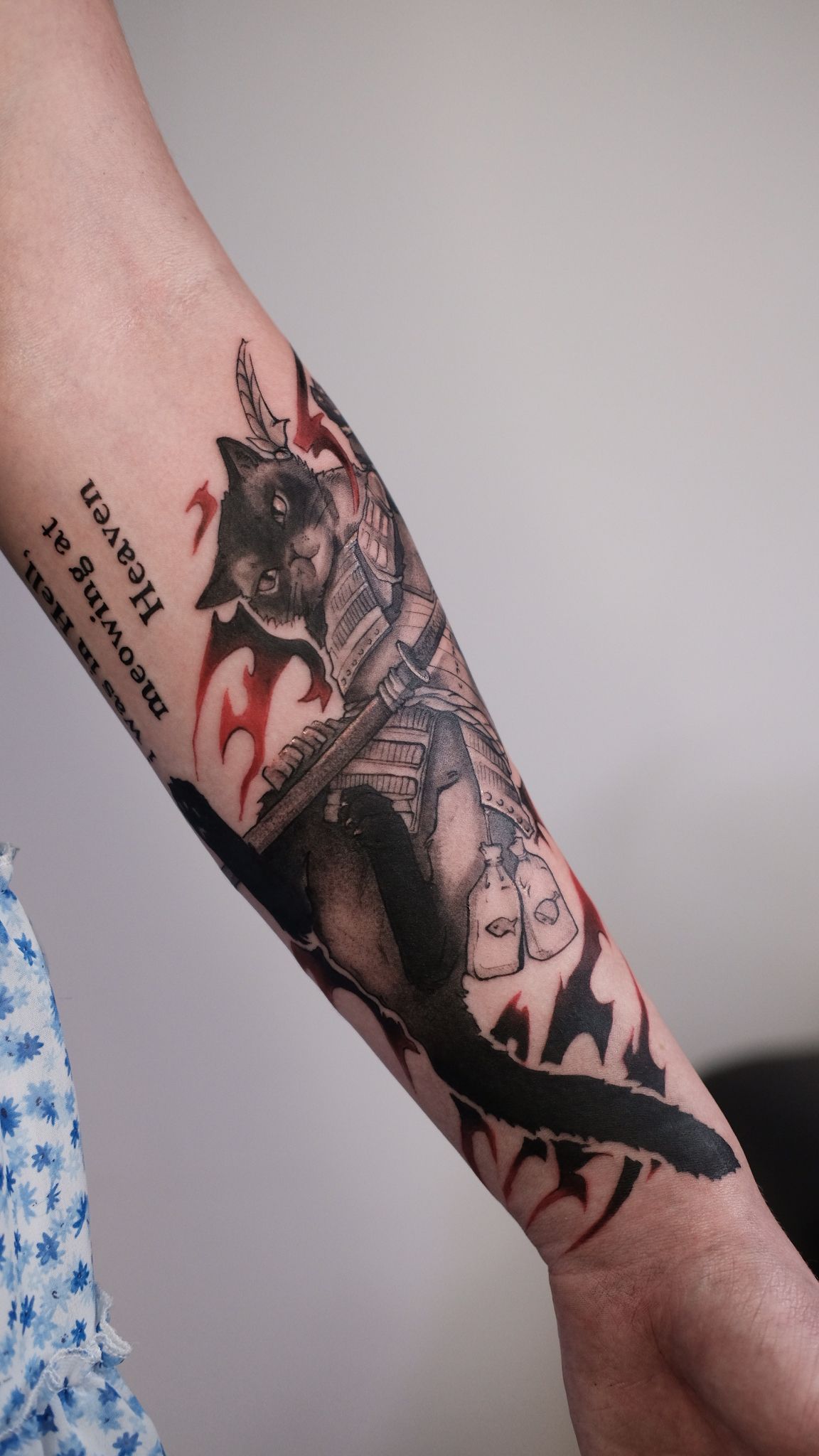 Cat - samurai im Black & Gray Style auf Unterarm von Atelier tat in Leipzig