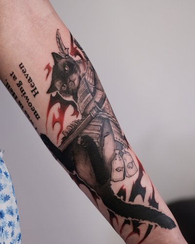 Cat - samurai im Black & Gray Style auf Unterarm von Atelier tat in Leipzig