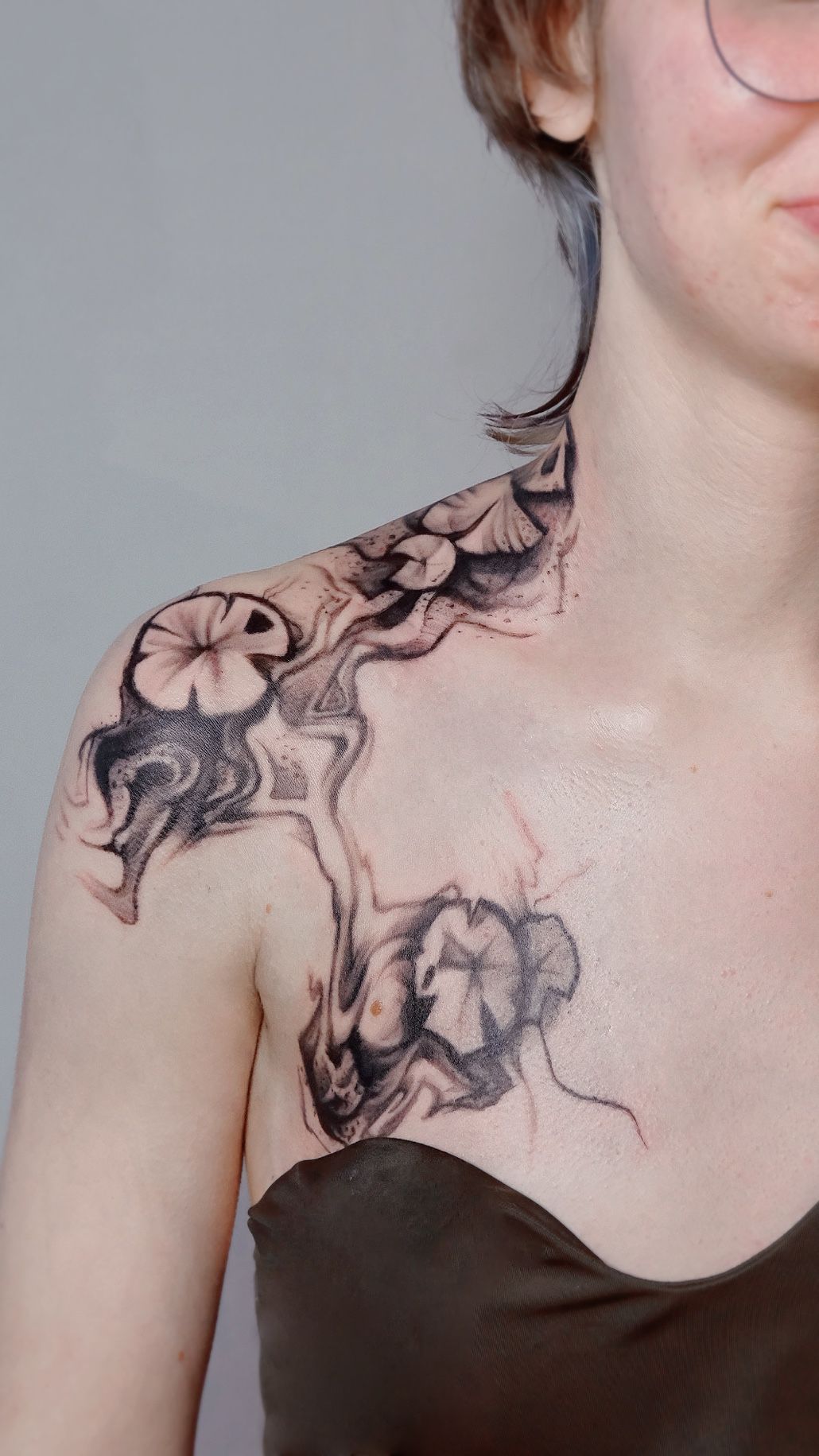 Water lily im Black & Gray Style auf Brust von Atelier tat in Leipzig