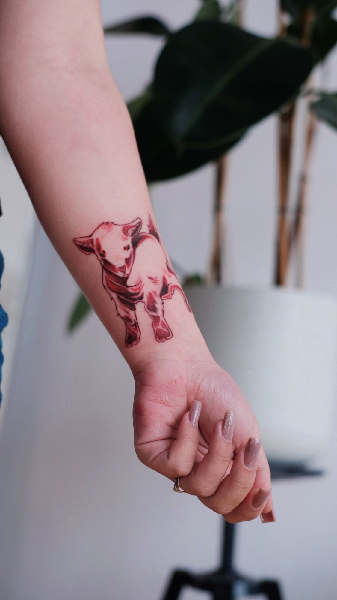 devil's lamb im Illustrative Style auf Unterarm von Atelier tat in Leipzig