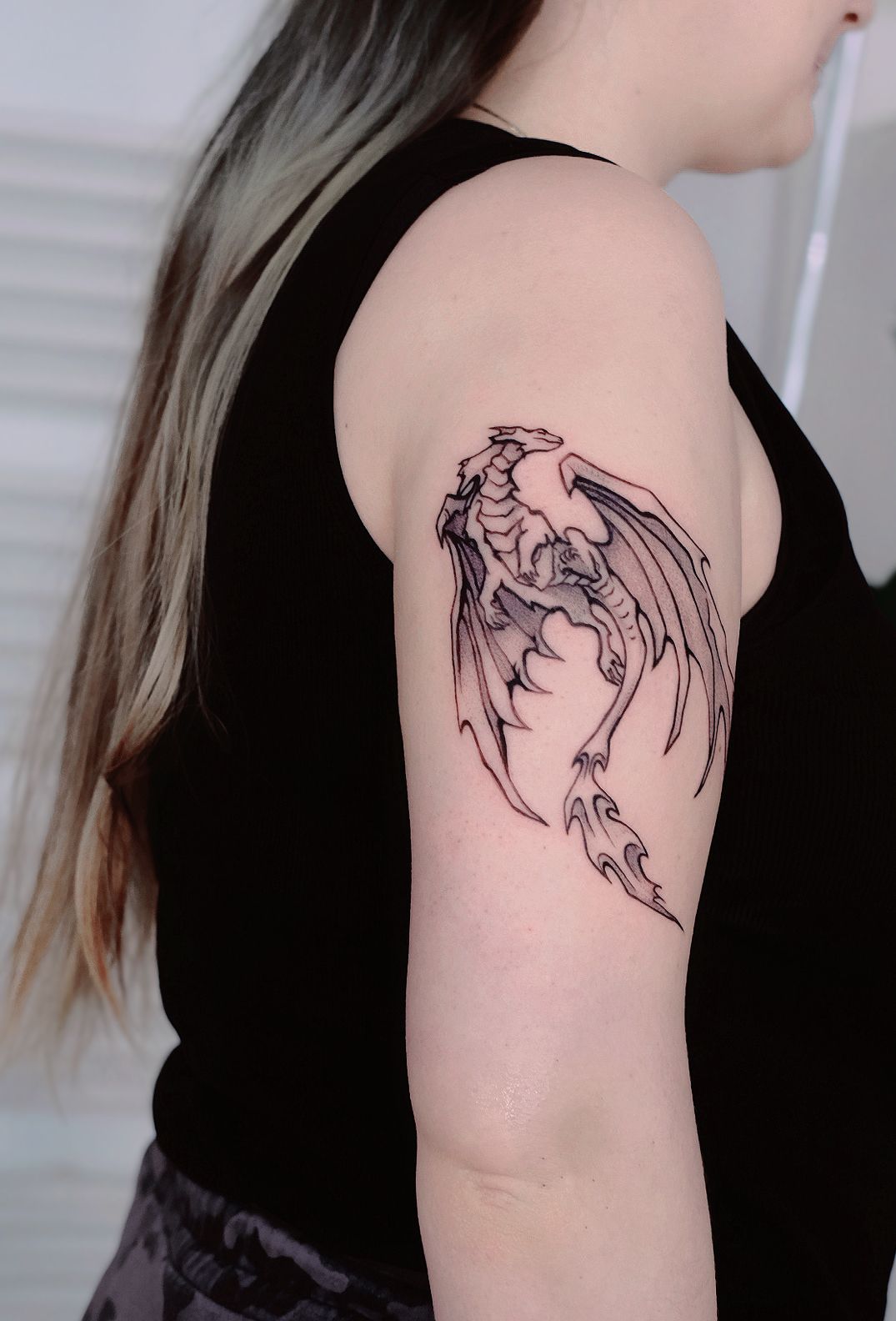 Dragon im Illustrative Style auf Schulter von Atelier tat in Leipzig