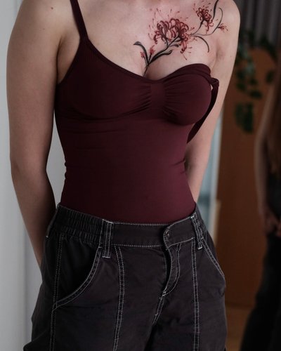 Spider lilly tattoo on the chest im Japanese Style auf Brust von Atelier tat in Leipzig