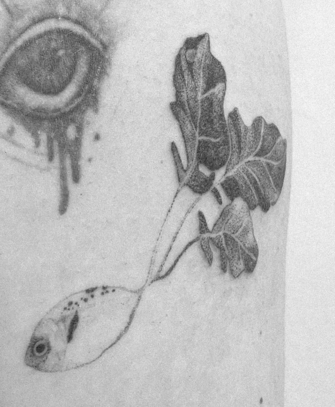 radieschenfisch surreal im Botanical, Floral Style auf Oberarm von studio knut’s in Weimar