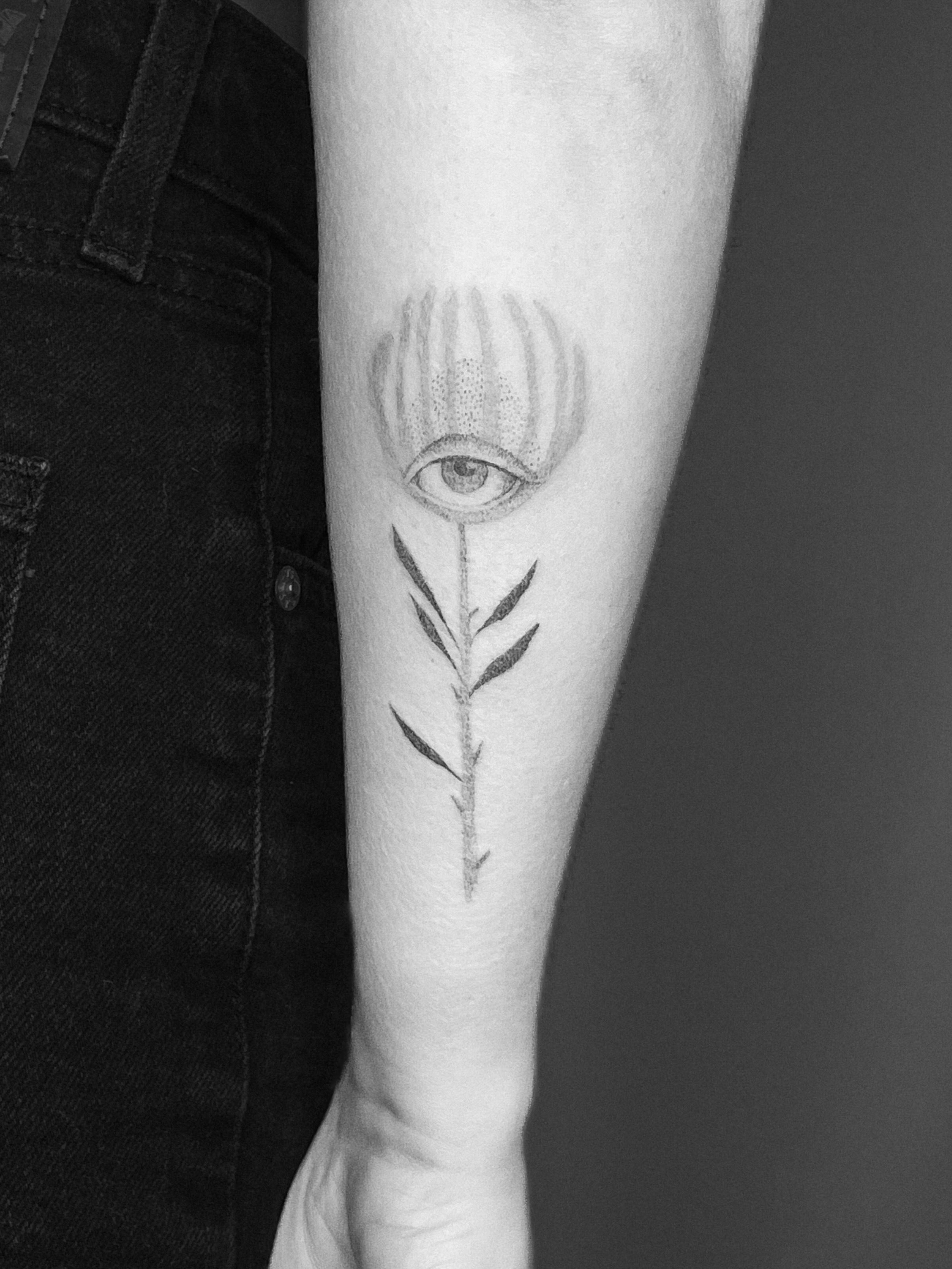 surrealistische abstrahierte blume mit auge in Botanical, Floral style on Forearm by studio knut’s Weimar