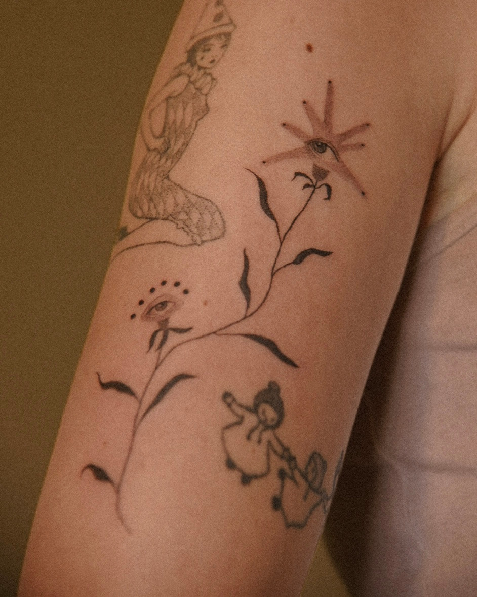 surrealistischer gapfiller pflanze mit sternenblüte und augen im Botanical, Floral Style auf Oberarm von rose