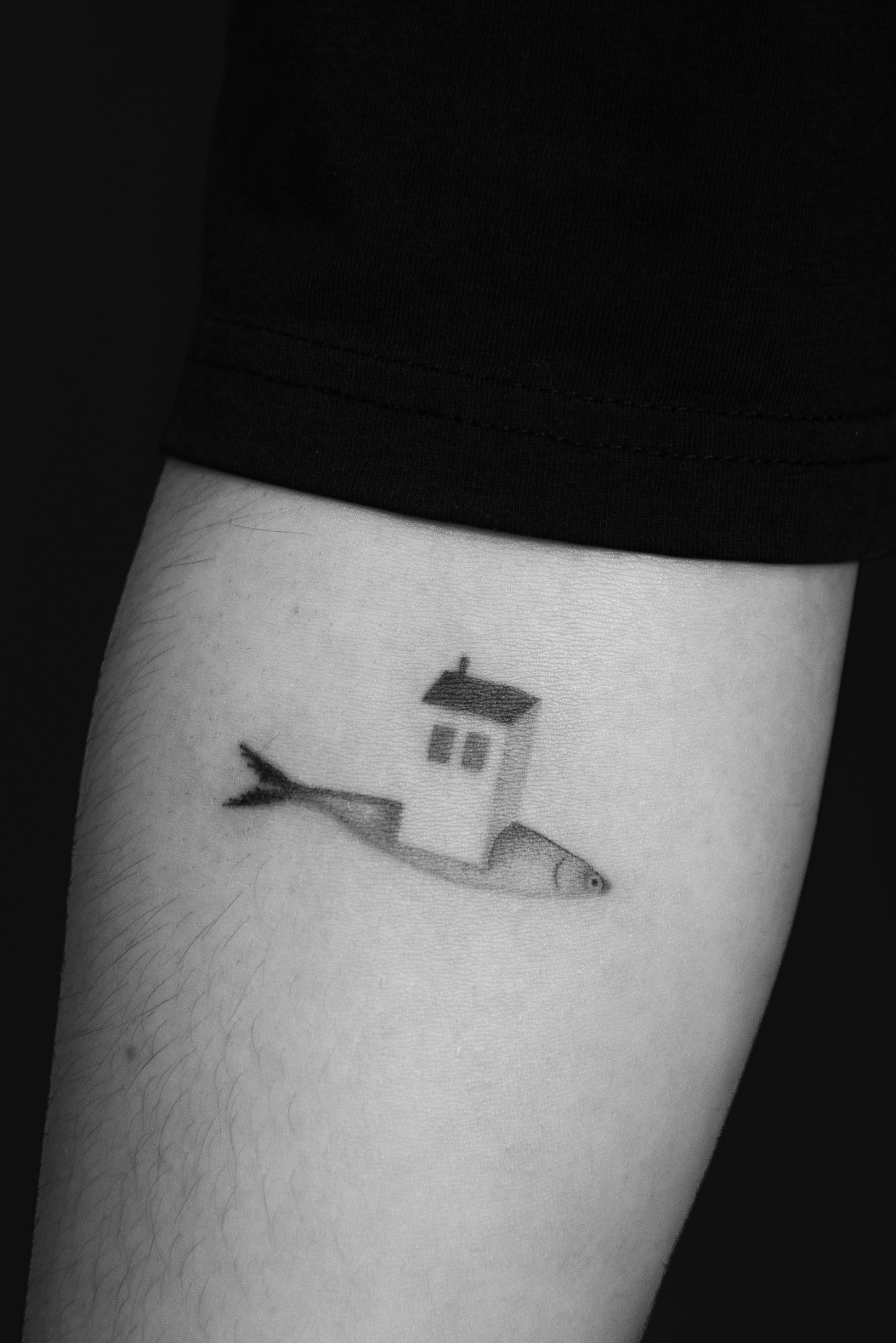 surrealistisches motiv fisch mit haus im Illustrative Style auf Unterarm von rose in Weimar