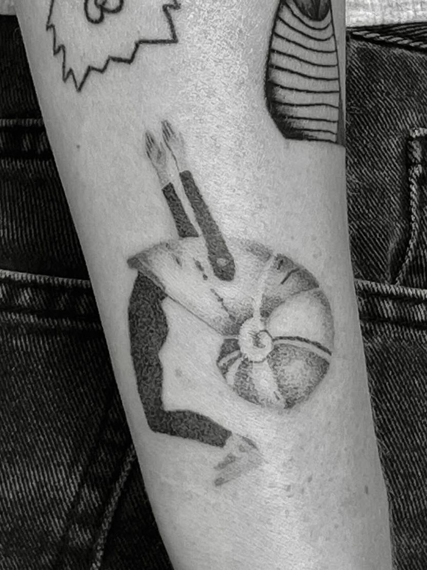 surrealistisches motiv mensch mit schneckenhaus in Illustrative style on Forearm by studio knut’s Weimar