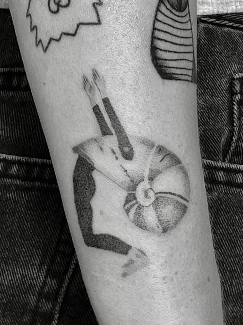 surrealistisches motiv mensch mit schneckenhaus im Illustrative Style auf Unterarm von rose in Weimar