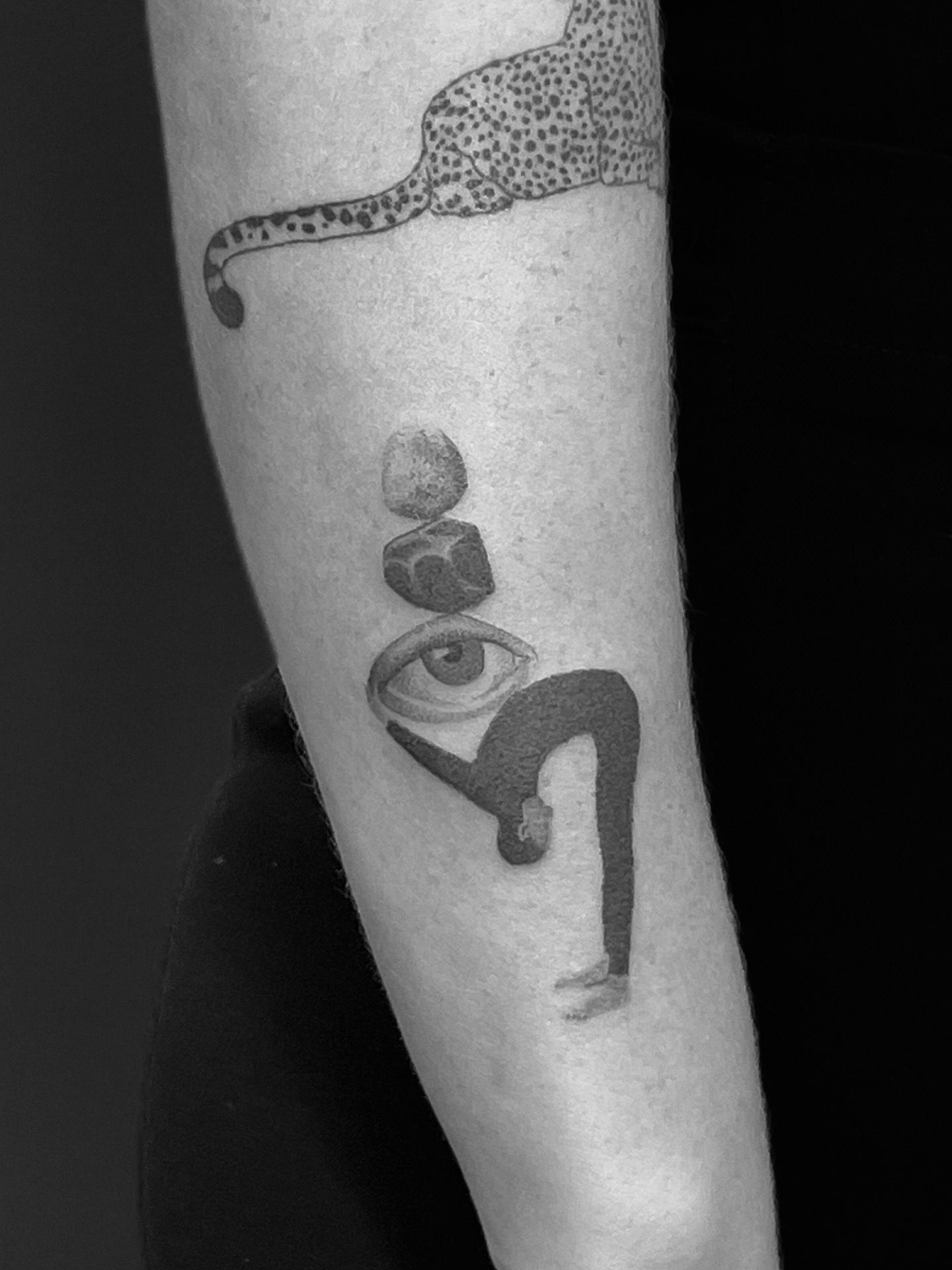 surrealistisches motiv mit auge im surrealismus Style auf Unterarm von rose in Weimar