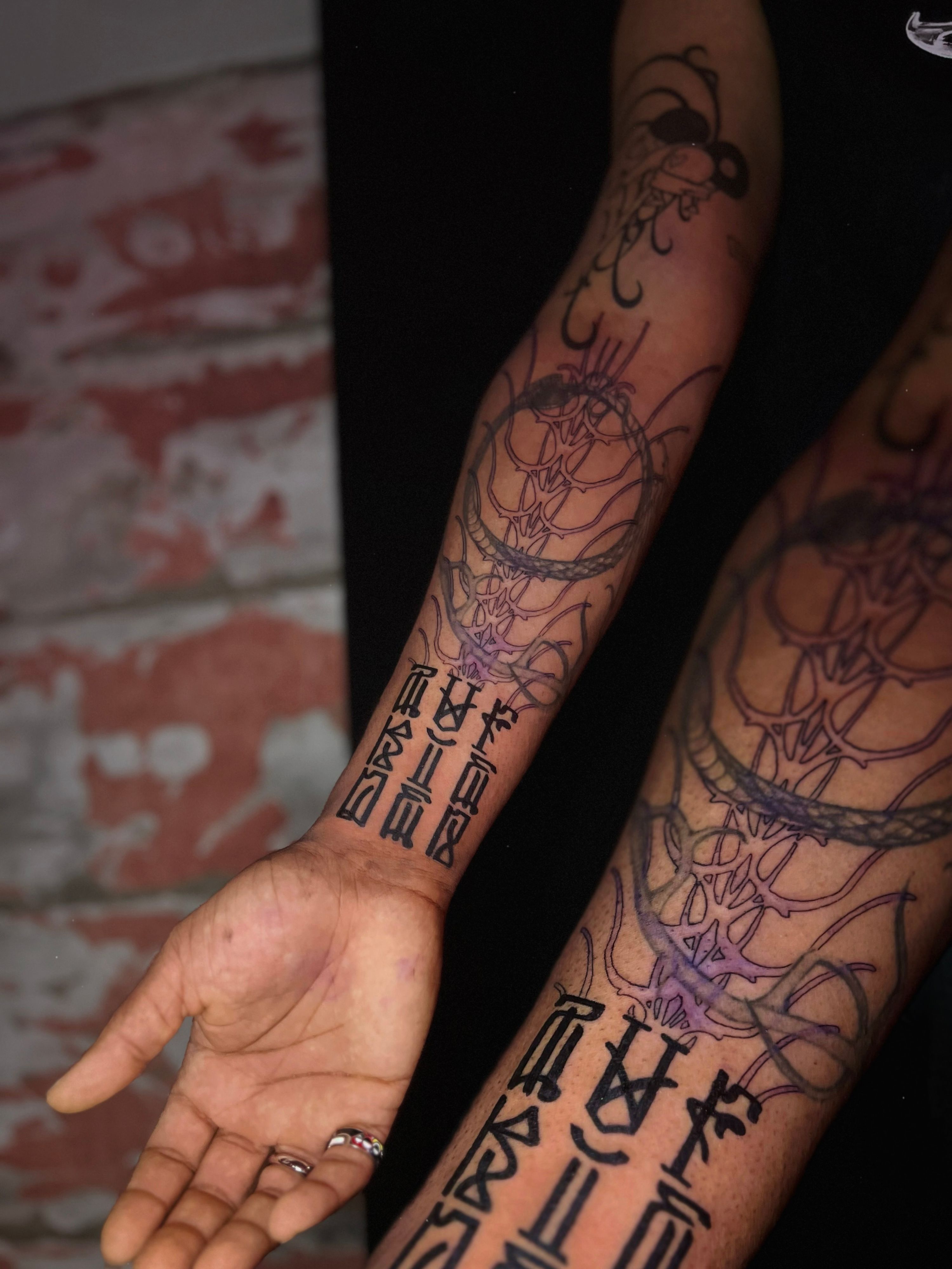 Lettering + Outlined Ornamental Tribal im Style von LEER Berlin in