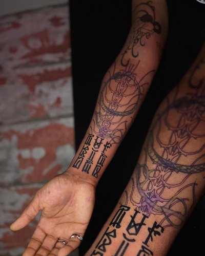 Lettering + Outlined Ornamental Tribal im Style von LEER Berlin in