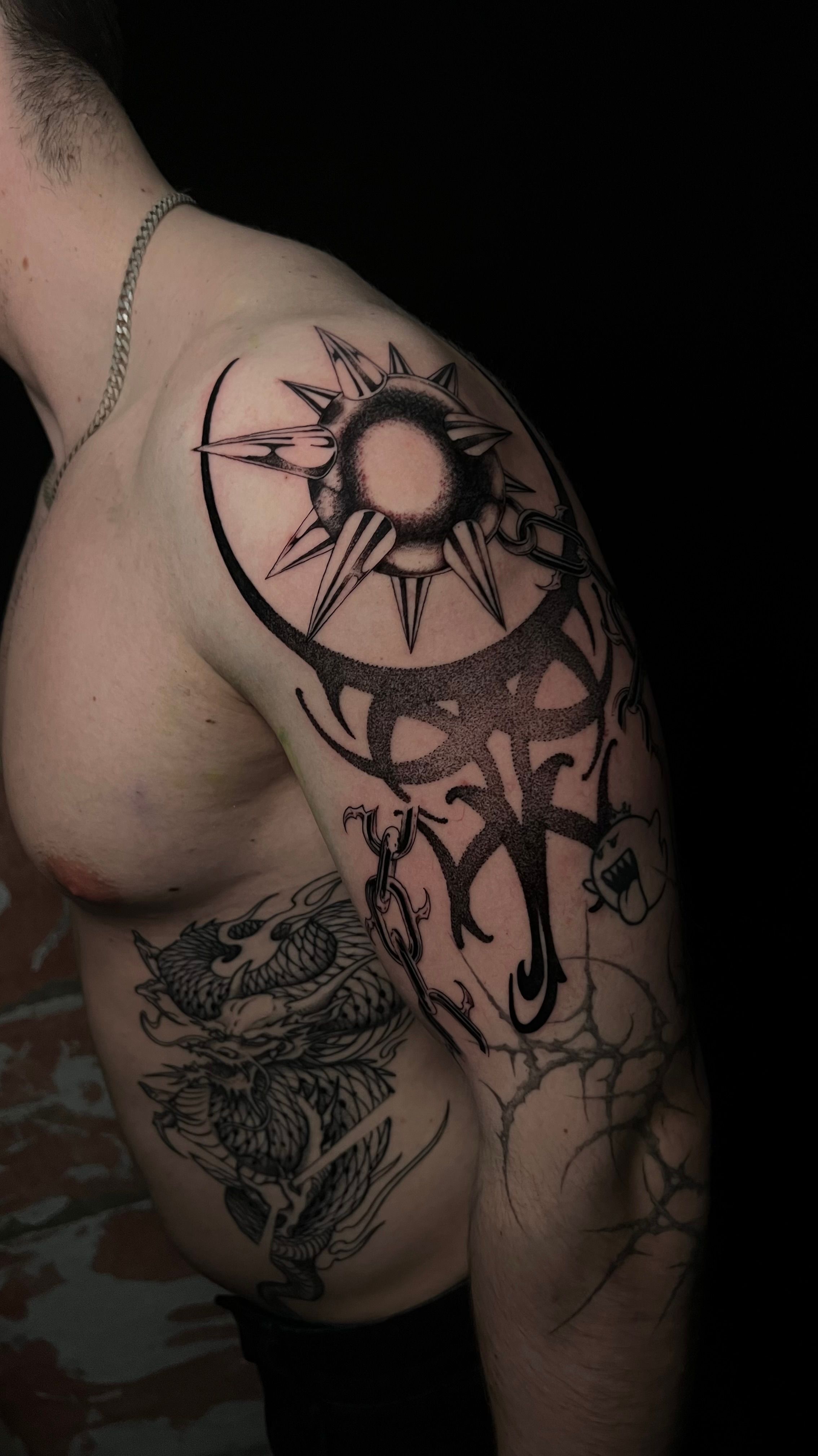 Morgenstern + Shaded Tribal im Ornamental Style auf Oberarm von LEER Berlin in