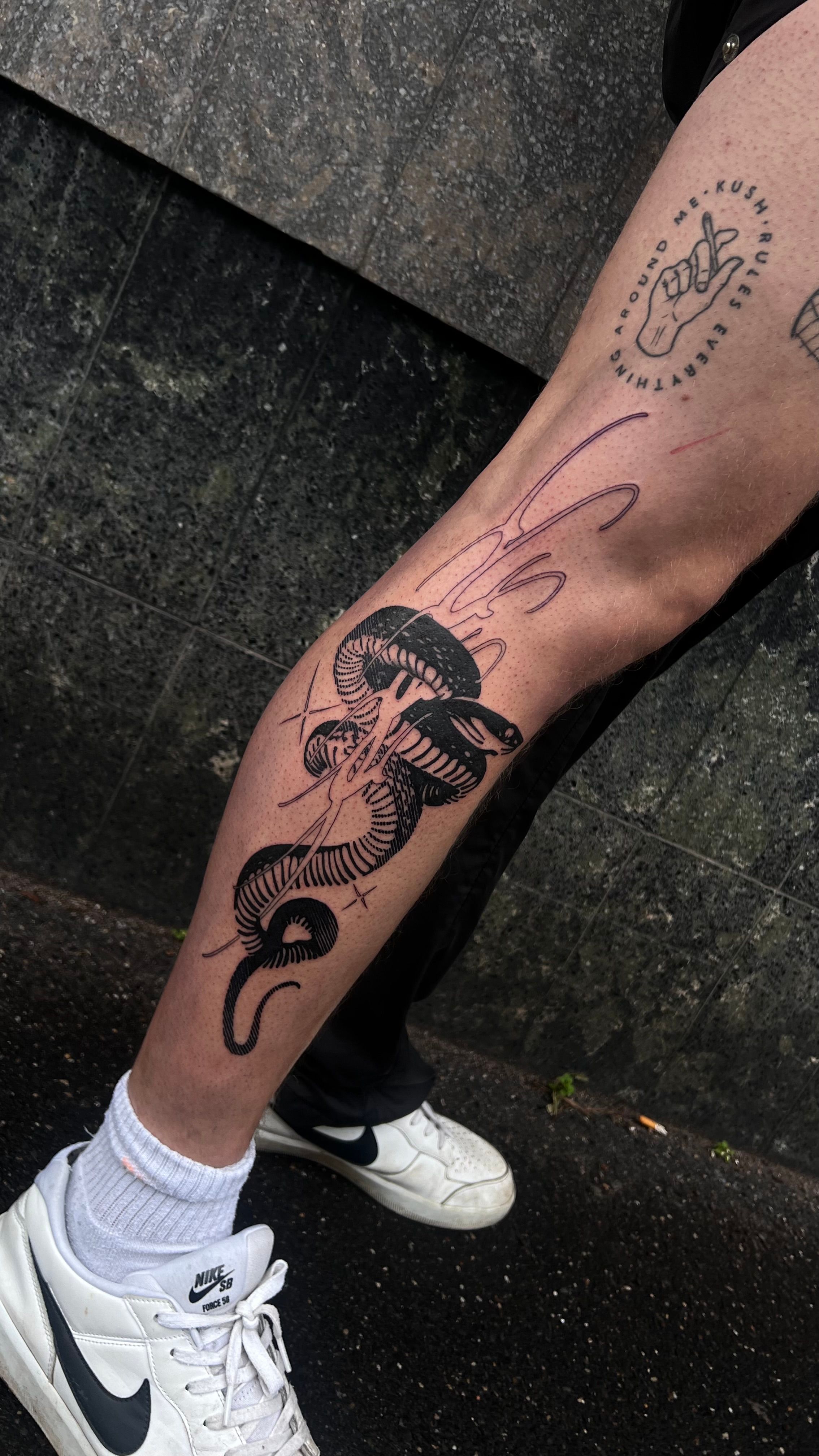 Schlange Snake Halftone Ornamental Tribal Composition im Style auf Bein von Lerchvin in Berlin