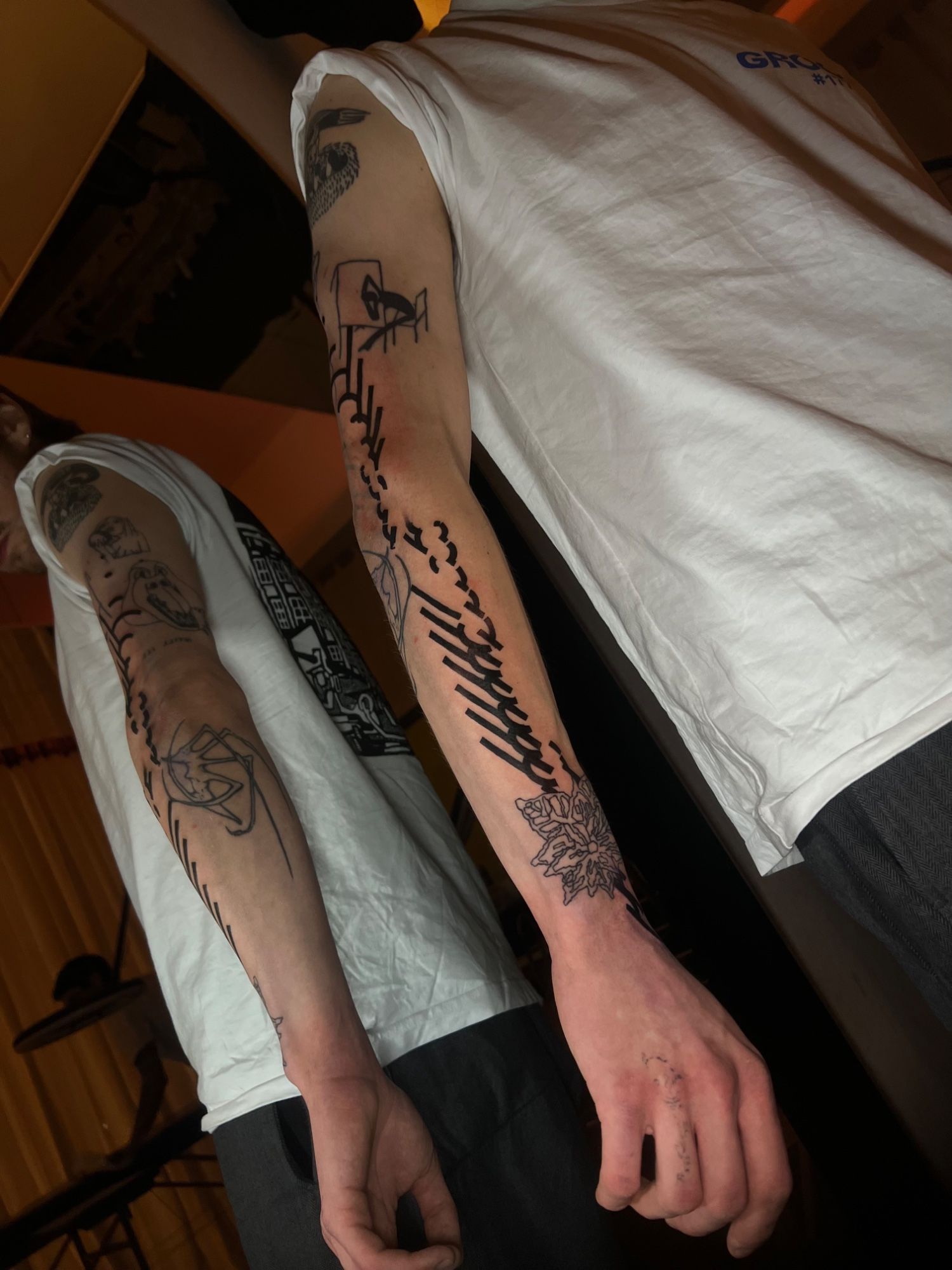 Straight Ornament Pattern with Texture Fade im Ornamental Style auf Unterarm von Lerchvin in Berlin