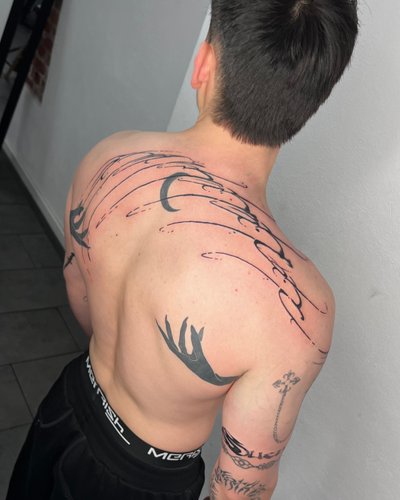 Calligrafisches Ornament im Tribal Style auf Rücken von LEER Berlin in