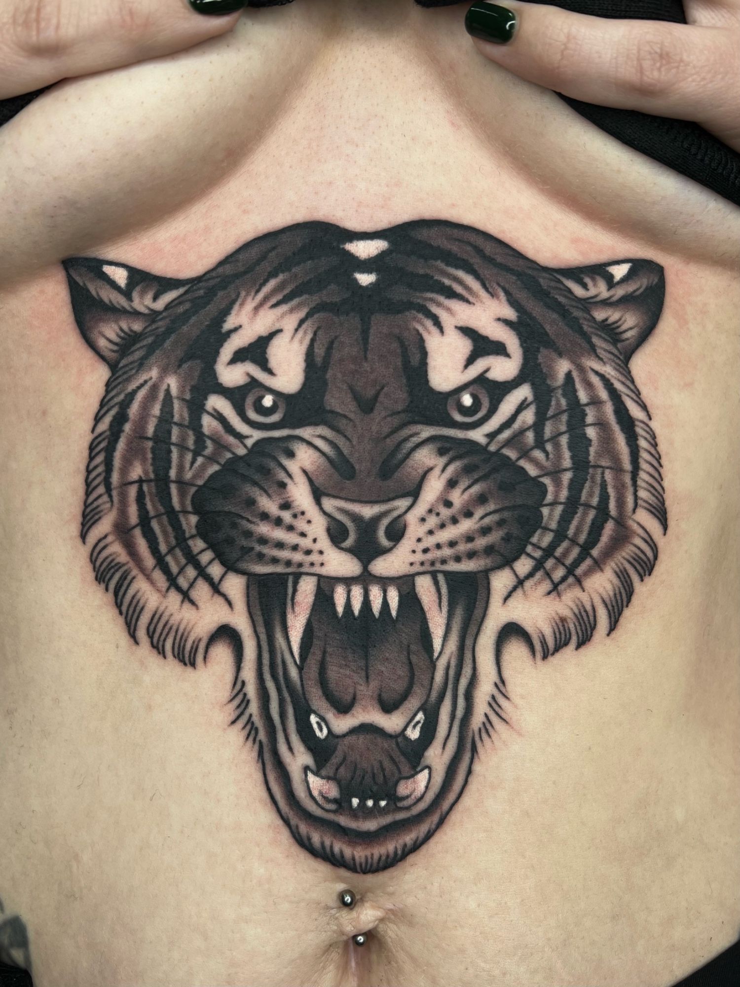 Tiger Kopf im Oldschool, Traditional Style auf Bauch von Xaver Kettenberger in 83308