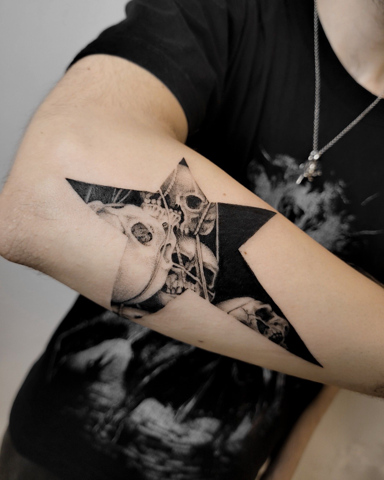 SkullStar im Dotwork Style auf Unterarm von Dahlhuus in Leipzig