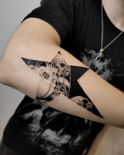 SkullStar im Dotwork Style auf Unterarm von Dahlhuus in Leipzig