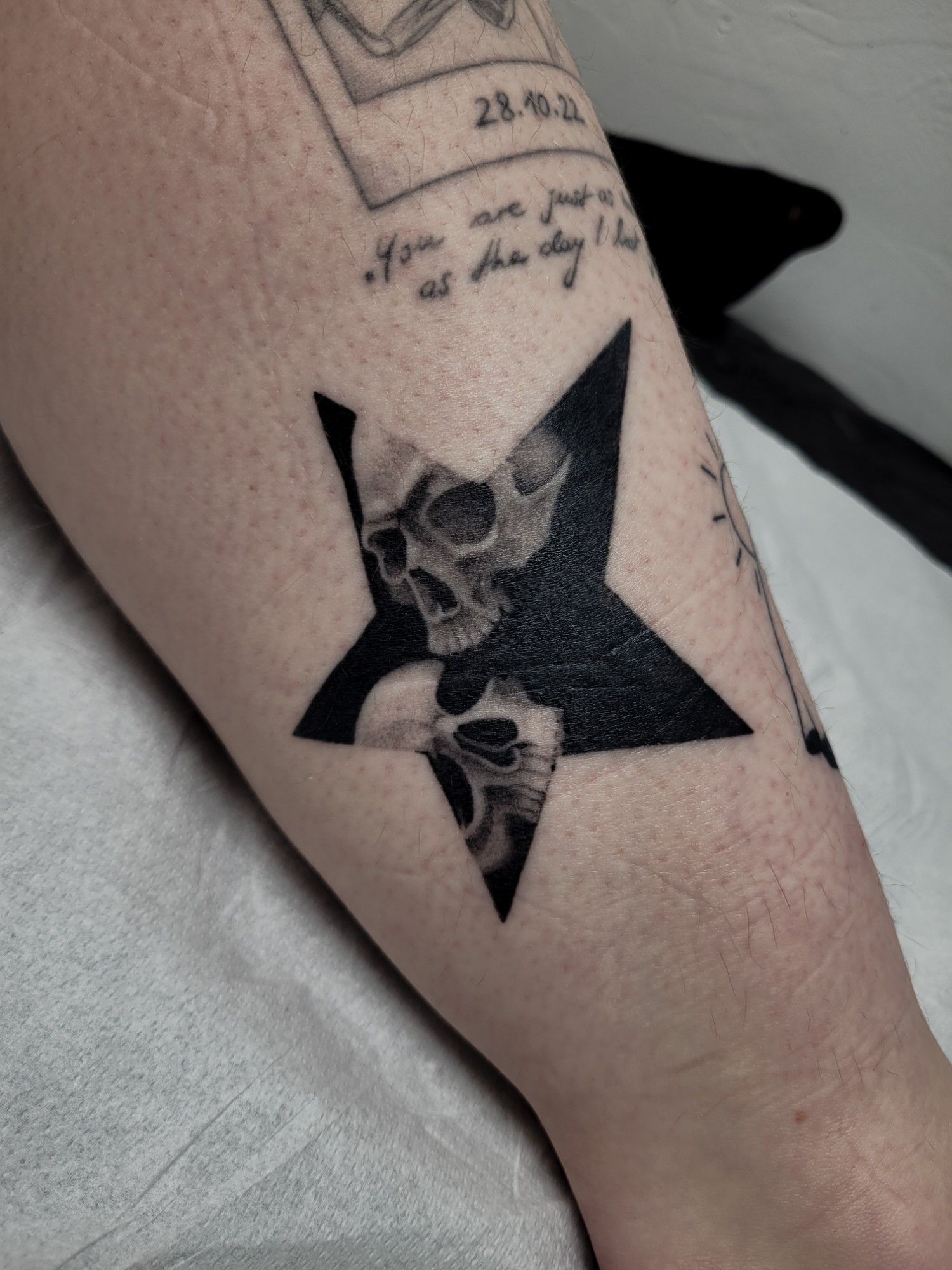 SkullStar im Dotwork Style auf Wade von Dahlhuus in Leipzig