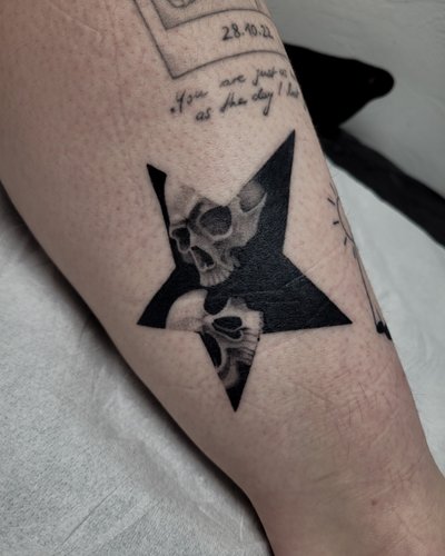 SkullStar im Dotwork Style auf Wade von Dahlhuus in Leipzig