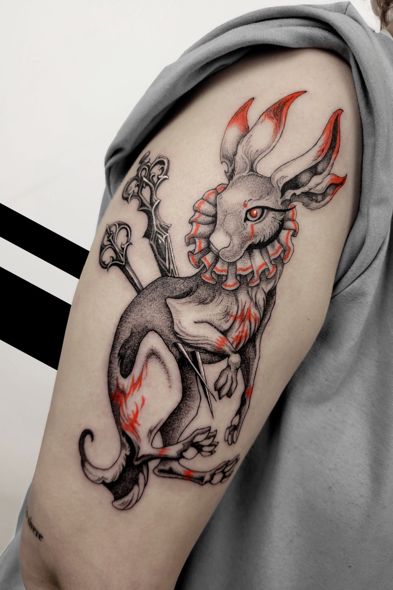 Clowns Rabbit im Illustrative Style auf Oberarm von Vivacervato in Leipzig