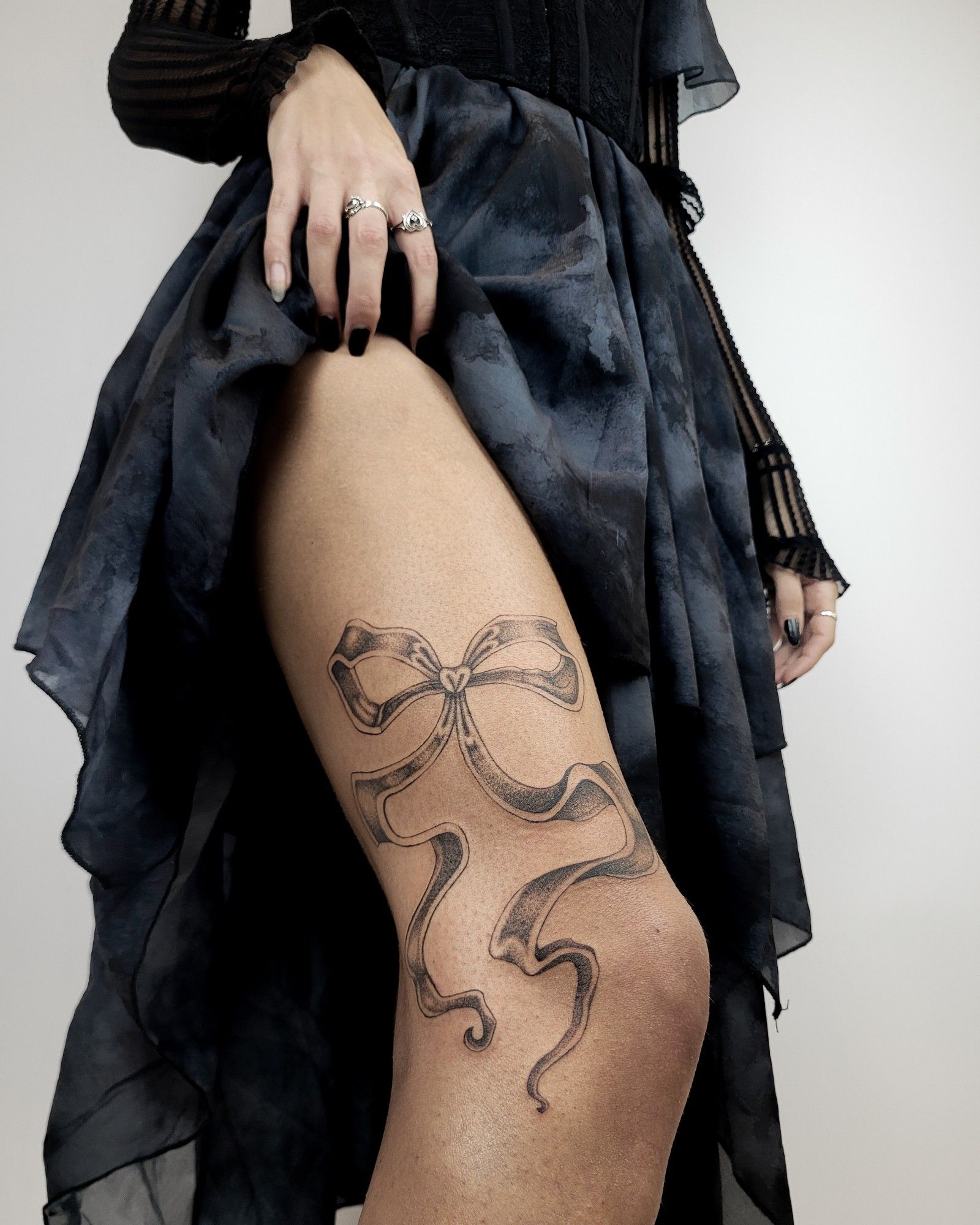 Schleife, Ribbonbow im Fineline Style auf Oberschenkel von Vivacervato in Leipzig